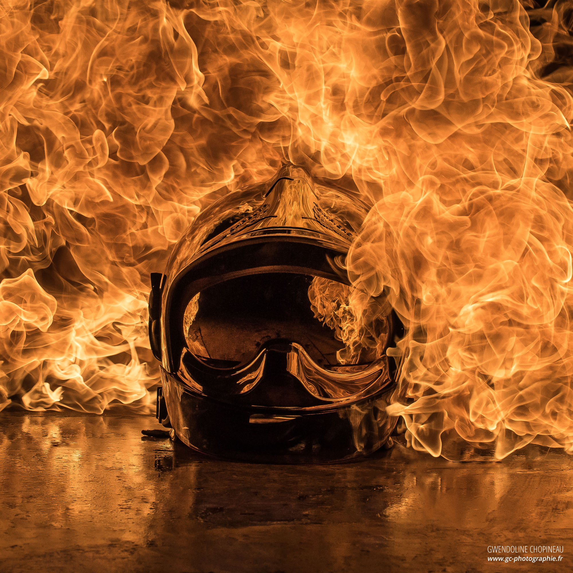 Casque de sapeur pompier enflammé