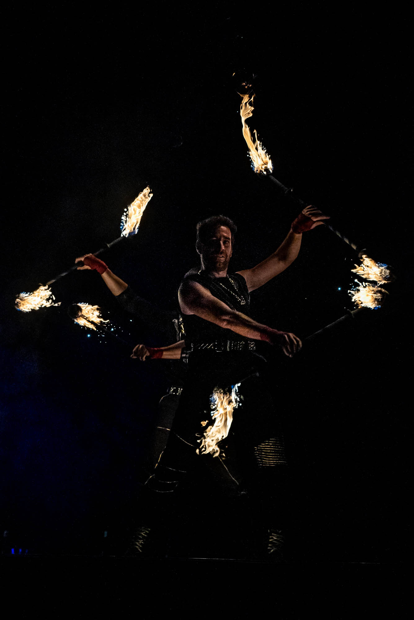Duo jongleurs de staffe enflammé 