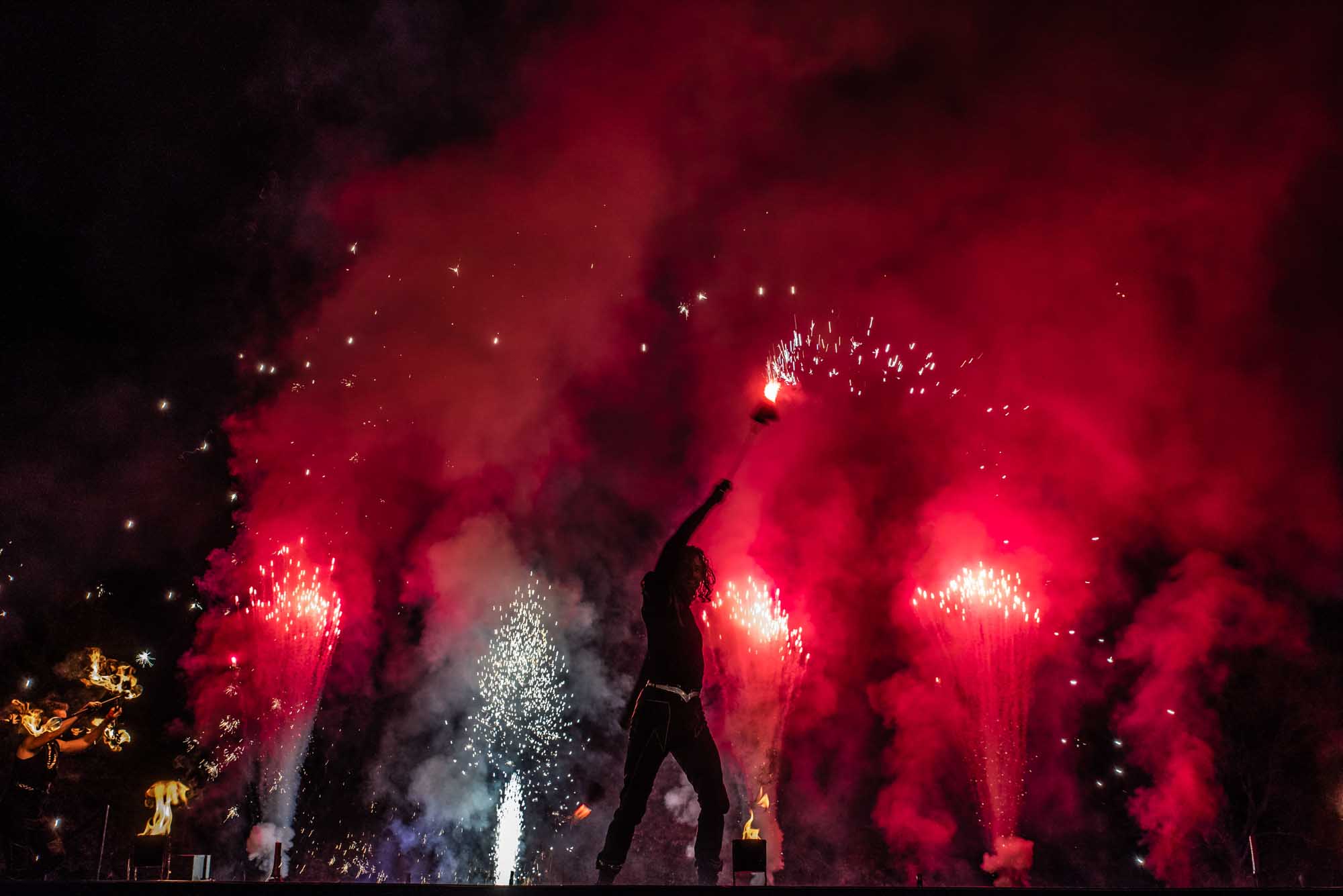 feu d'artifices et jongleur