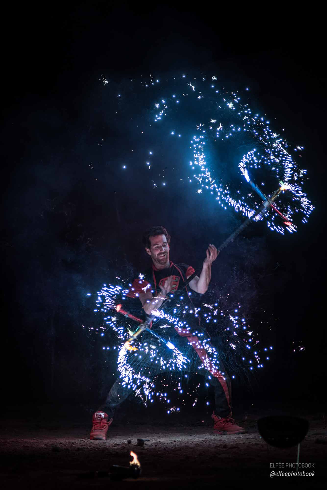 Jongleur de dragon staff avec pyrotechnie et artifice