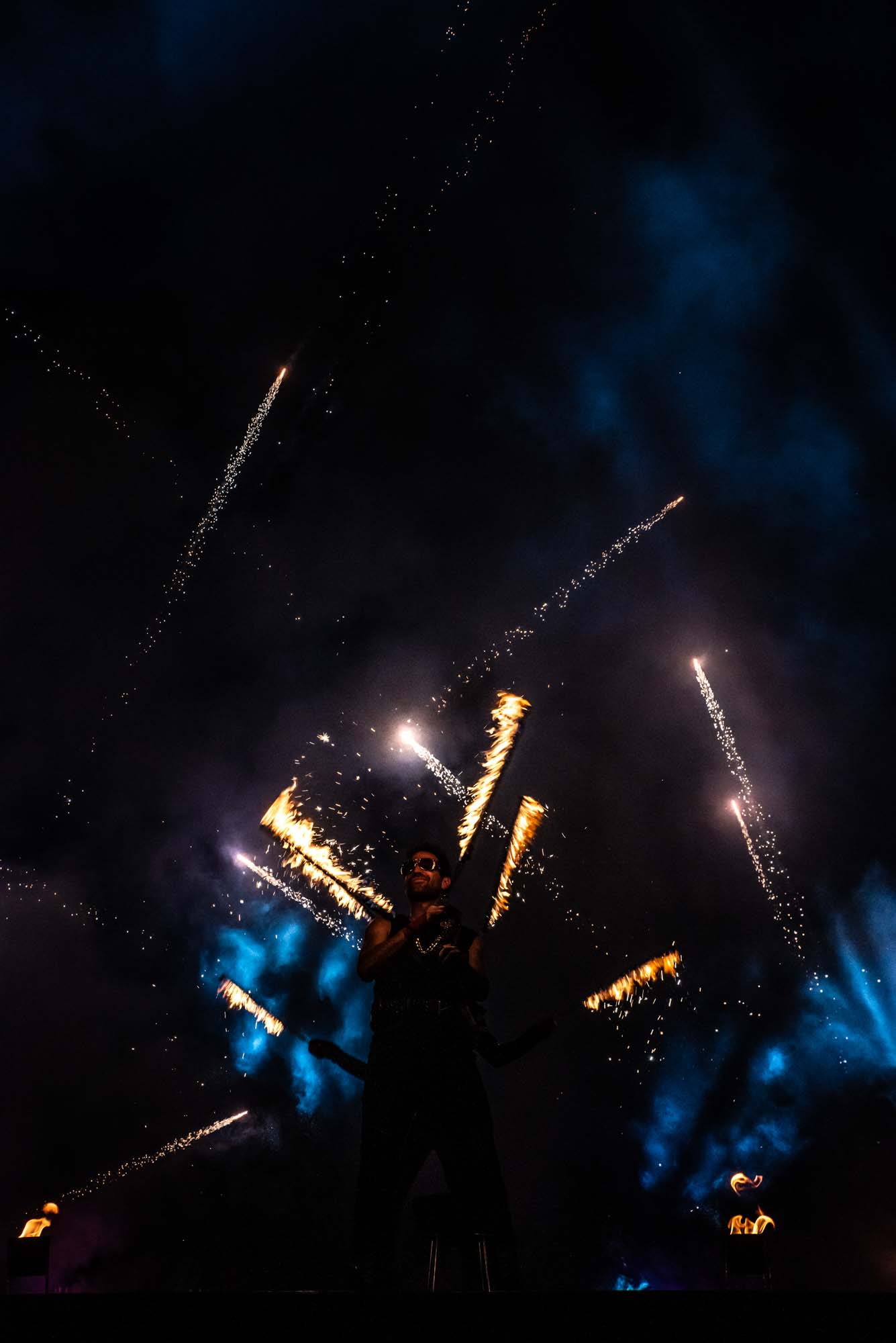Spectacle jongleur de bolass corde enflammée et artifice