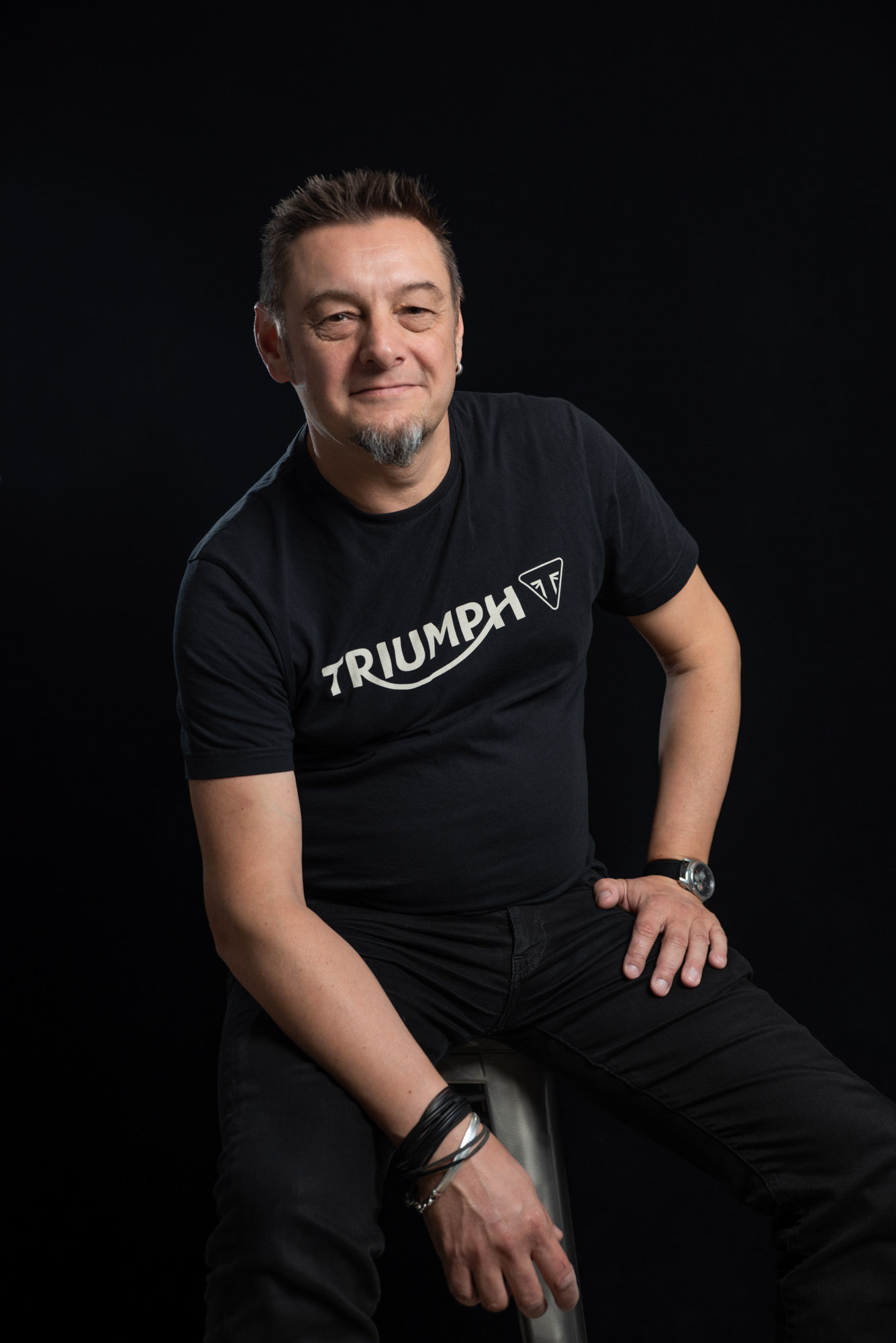 Photographe entreprise Portrait corporate studio Essonne sur fond noir