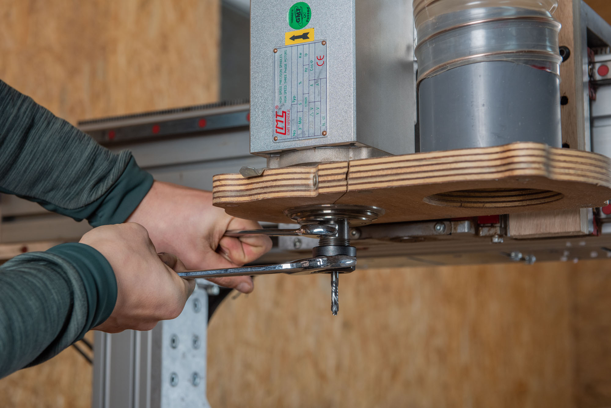 photo menuisier main détail machine CNC