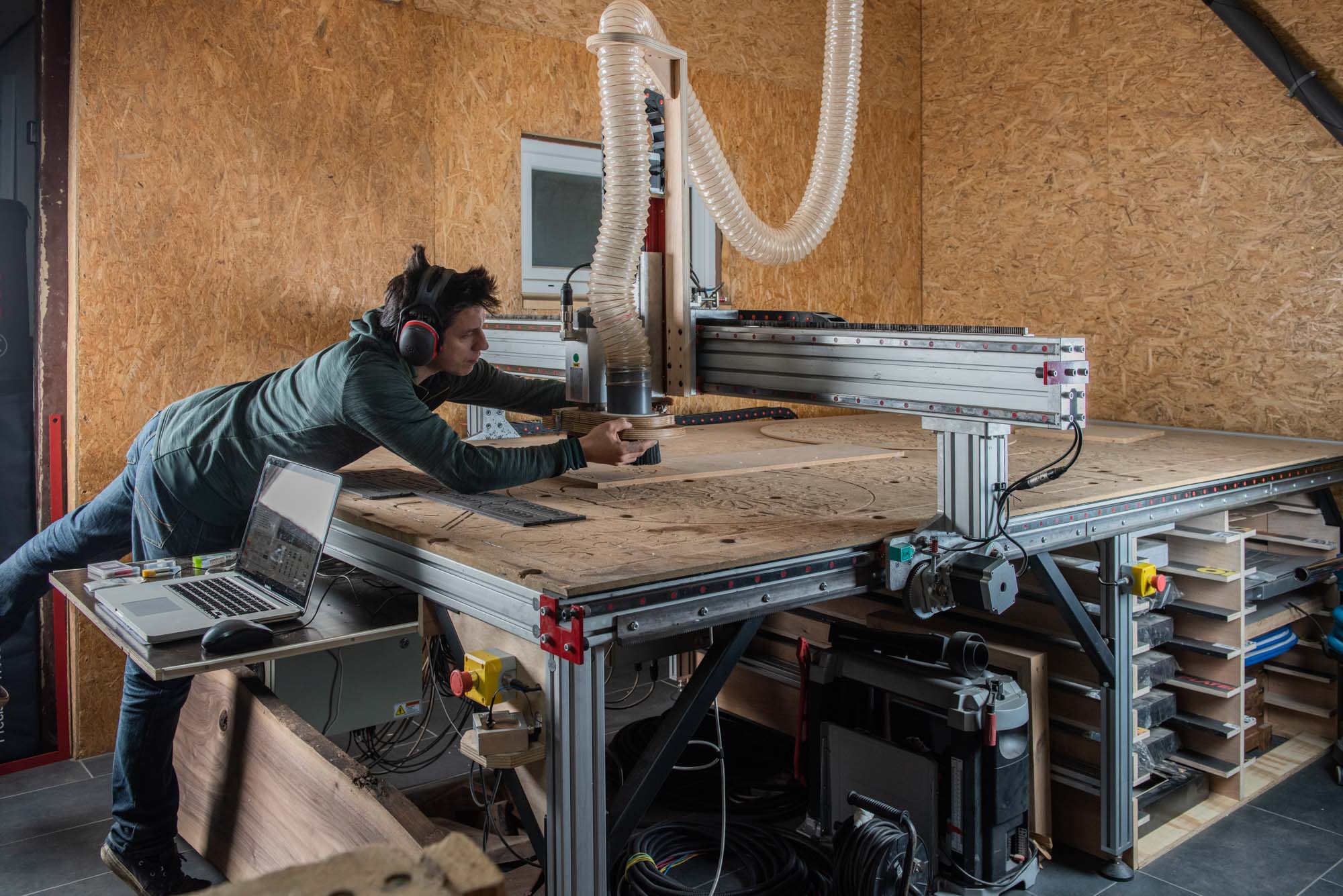 photo menuisier main installation machine CNC