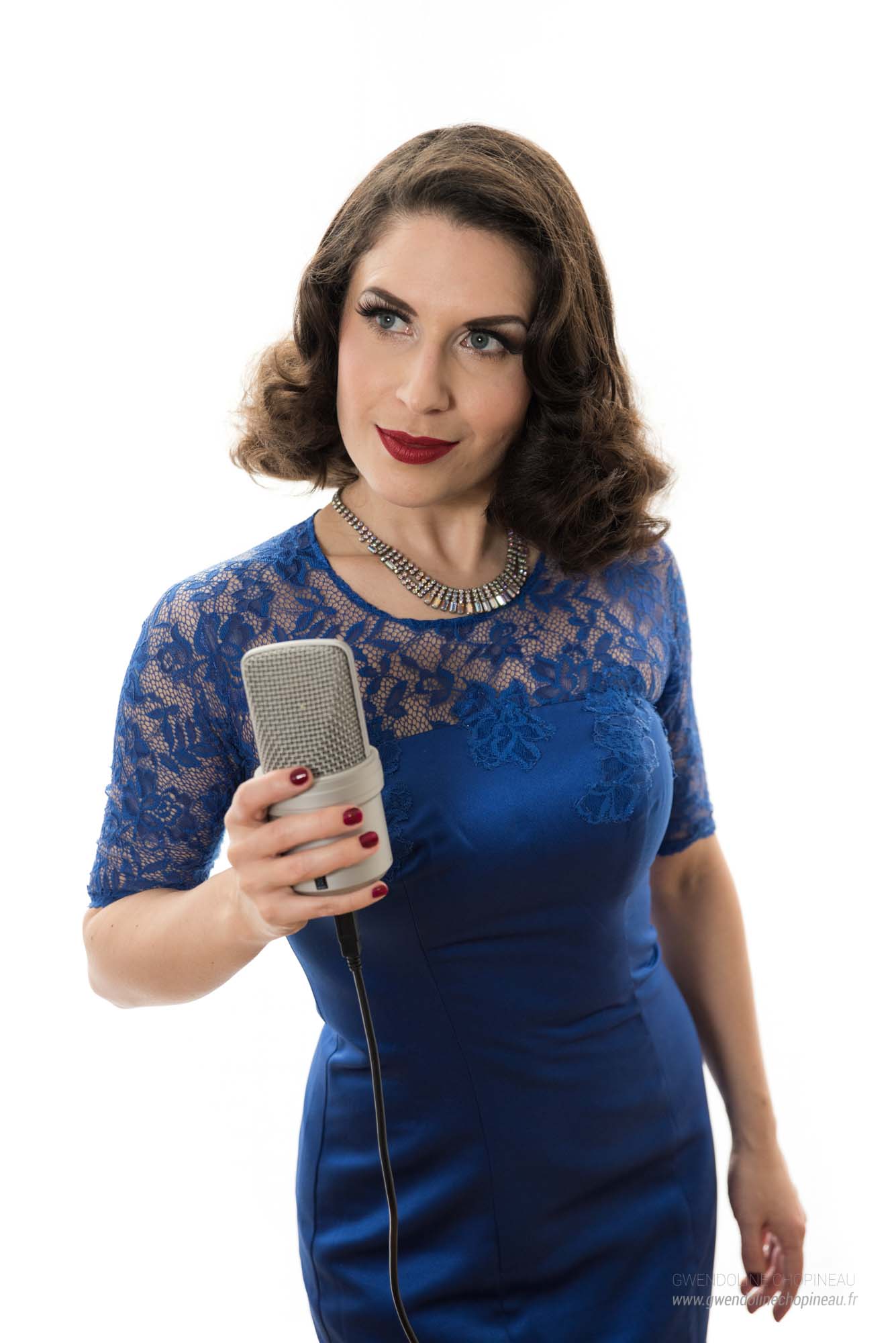photographe chanteuse fond blanc