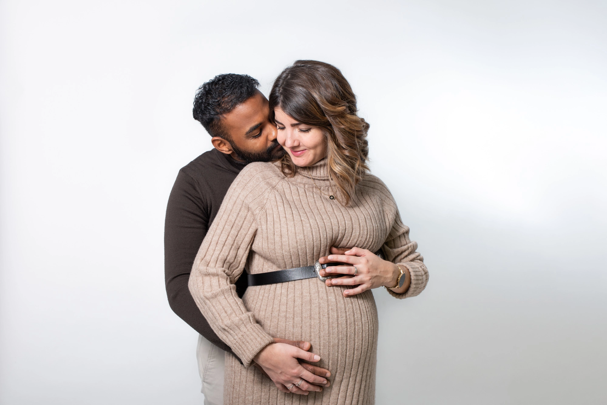 Grossesse couple en studio